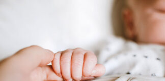 Jak interpretować odruchy niemowląt? Poznaj kilka z nich