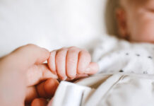 Jak interpretować odruchy niemowląt? Poznaj kilka z nich