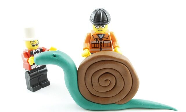 Jak usunąć plastelinę z klocków LEGO?