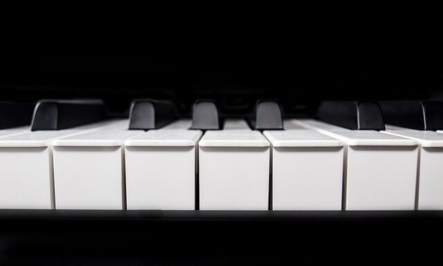 Czym się różni pianino cyfrowe od keyboardu?