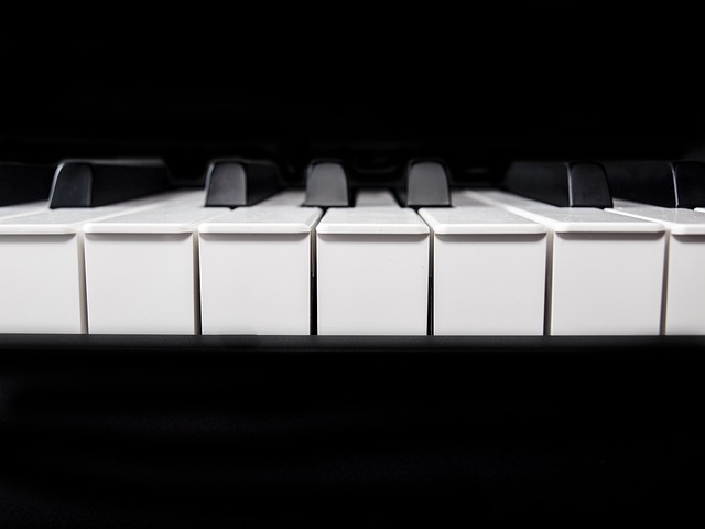 Czym się różni pianino cyfrowe od keyboardu?