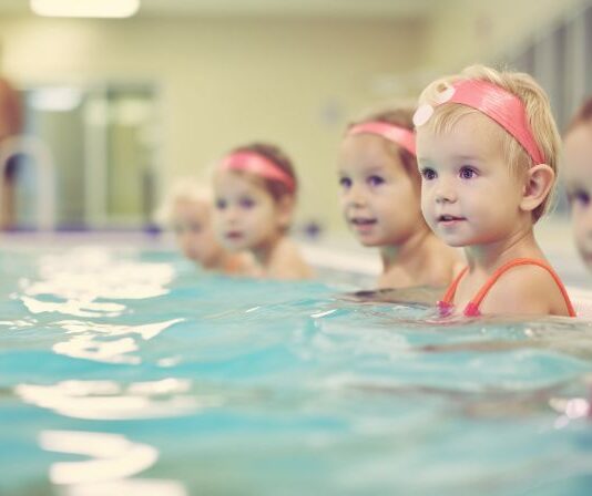 Jak wybrać odpowiednią szkołę pływania dla twojego dziecka